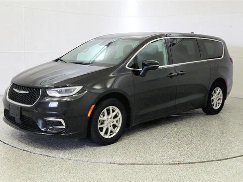 Used 2023 Chrysler Pacifica Touring-L FWD image 3