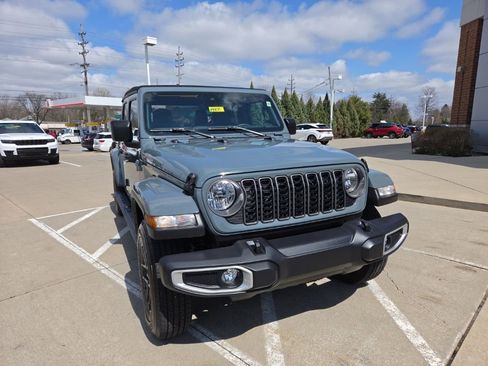 Used 2024 Jeep Gladiator Sport image 4