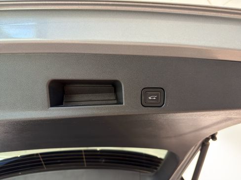 Used 2025 Chevrolet Traverse LT FWD image 22