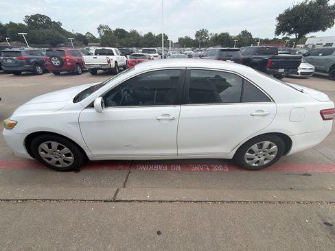 Used 2010 Toyota Camry LE FWD image 6