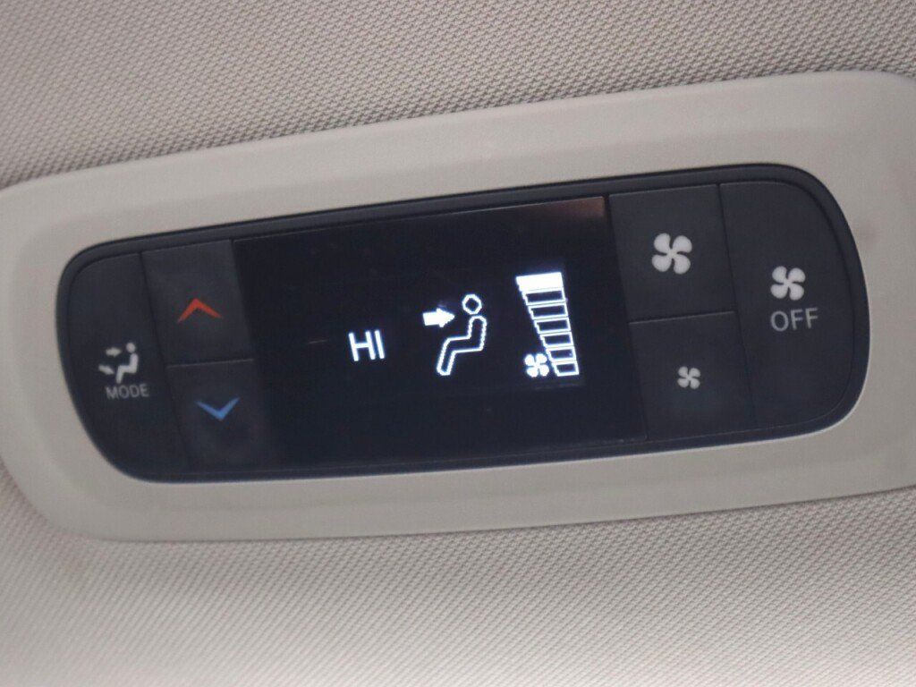 Used 2020 Chrysler Voyager Lxi FWD image 30
