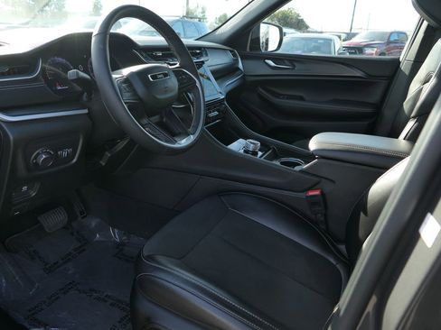 Used 2025 Jeep Grand Cherokee Altitude image 9