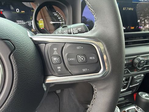 Used 2025 Jeep Wrangler Sahara image 28