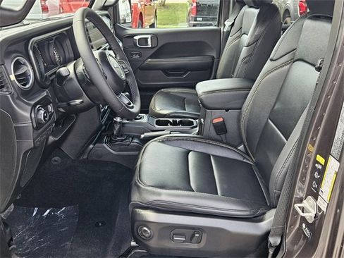 New 2025 Jeep Gladiator High Tide image 4