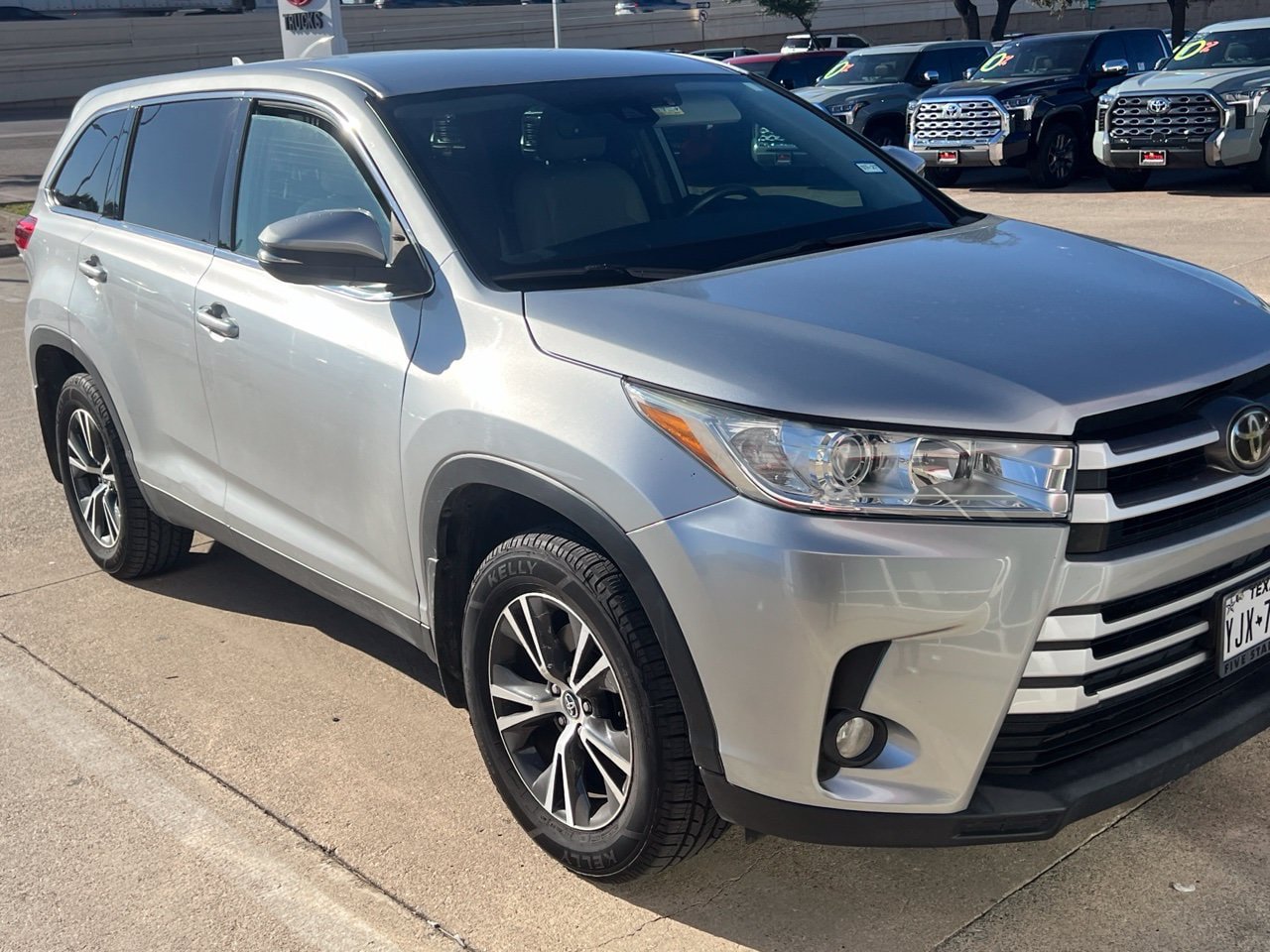 Used 2019 Toyota Highlander Plus FWD image 2