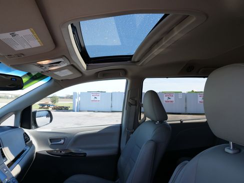 Used 2017 Toyota Sienna XLE image 23