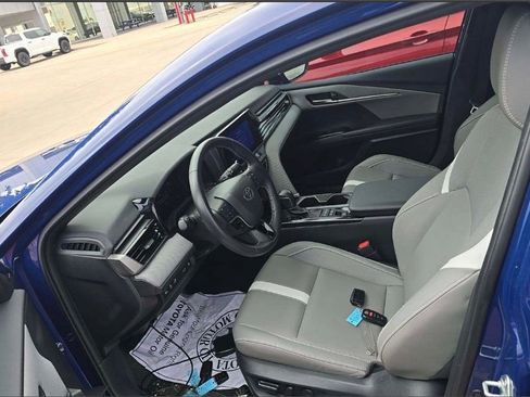 Used 2025 Toyota Camry SE w/ Convenience Package FWD image 5