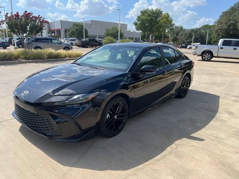 Used 2025 Toyota Camry SE FWD image 1