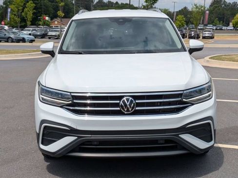 Certified 2024 Volkswagen Tiguan SE FWD image 9