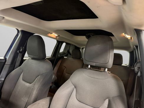 Used 2017 Jeep Renegade Latitude FWD image 36
