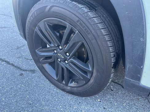 Used 2024 Chevrolet Trax ACTIV w/ Sunroof Package image 9