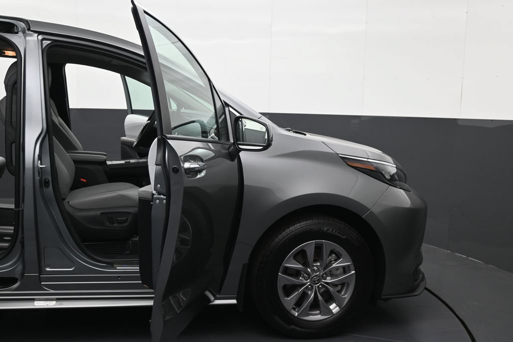 Used 2026 Toyota Sienna XLE FWD image 9