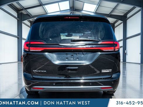 Used 2023 Chrysler Pacifica Touring-L FWD image 33