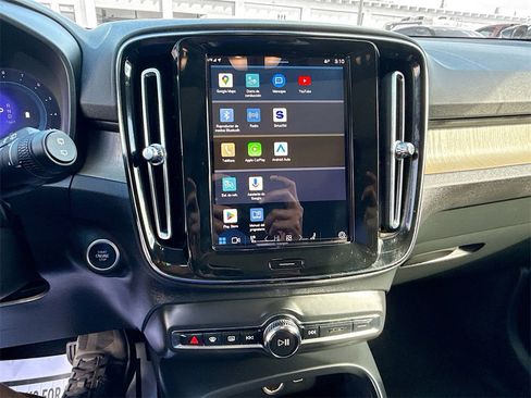 Used 2023 Volvo XC40 B5 Plus image 10