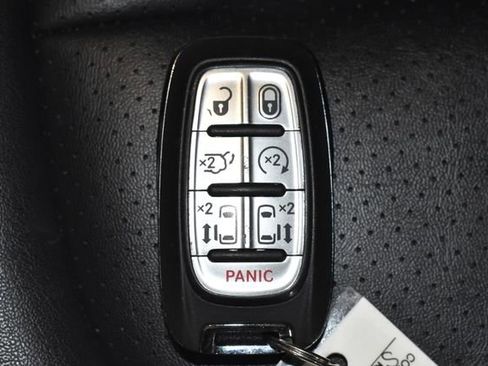 Certified 2025 Chrysler Pacifica Select image 24