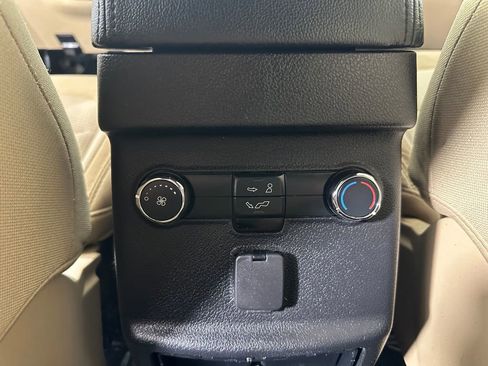Used 2017 Ford Explorer XLT AWD/4WD image 19