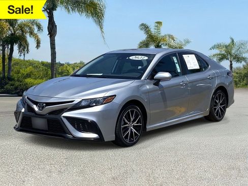 Used 2023 Toyota Camry SE FWD image 1