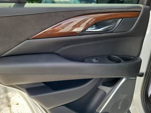 Used 2020 Cadillac Escalade Luxury RWD image 17