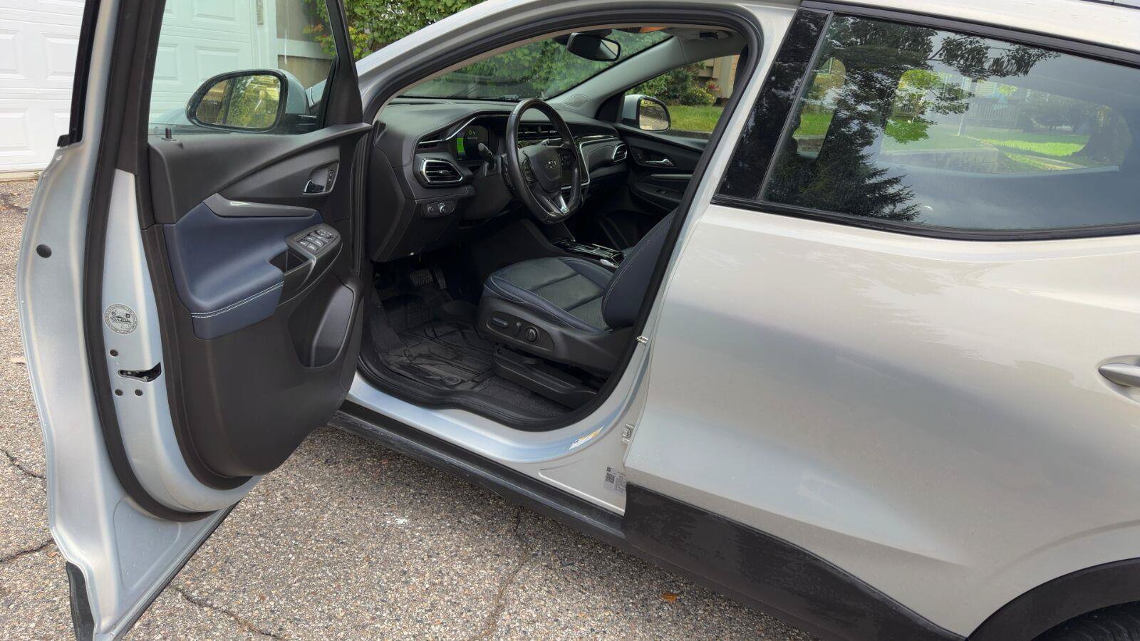 Used 2023 Chevrolet Bolt EUV LT w/ Convenience Package FWD image 5