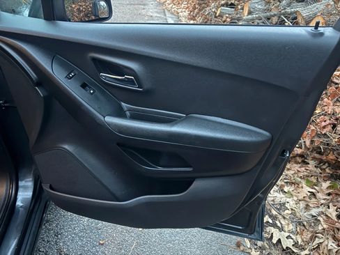 Used 2017 Chevrolet Trax LT w/ LT Convenience Package image 4