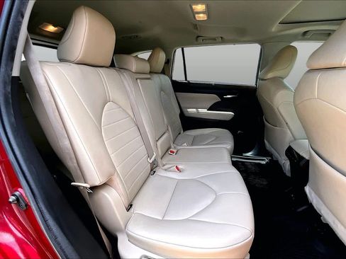 Used 2022 Toyota Highlander XLE FWD image 20