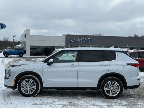 Used 2023 Mitsubishi Outlander ES image 44