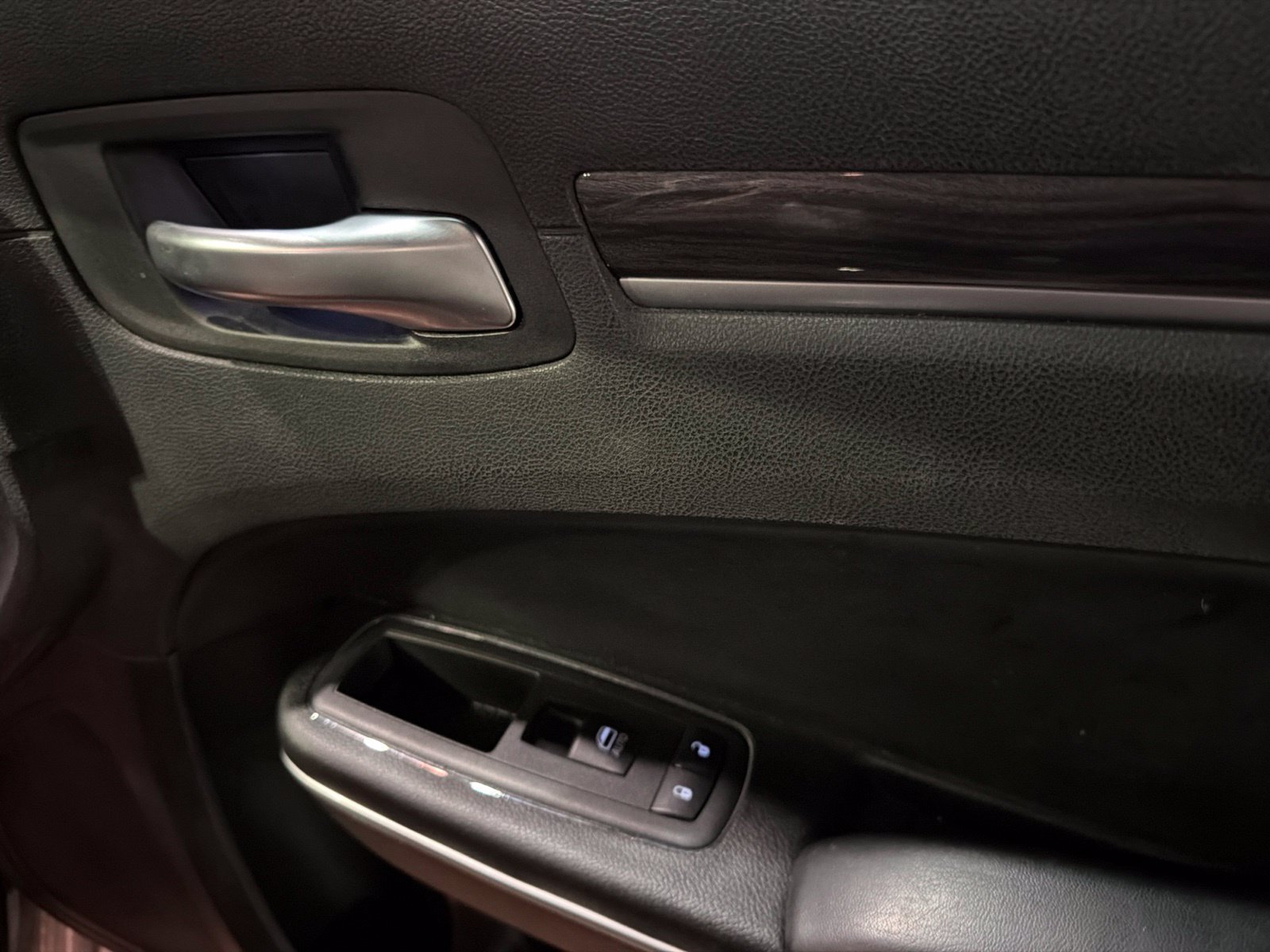 Used 2018 Chrysler 300 Touring L RWD image 17