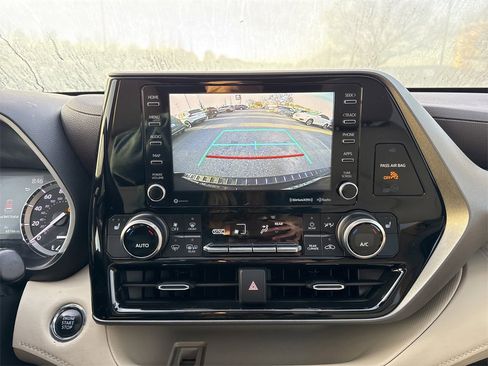 Used 2022 Toyota Highlander XLE image 29