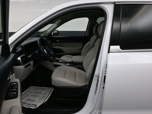 Used 2024 Kia Telluride EX w/ EX Captain's Chair Package image 24