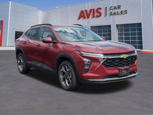 Used 2025 Chevrolet Trax LT w/ LT Convenience Package FWD image 3