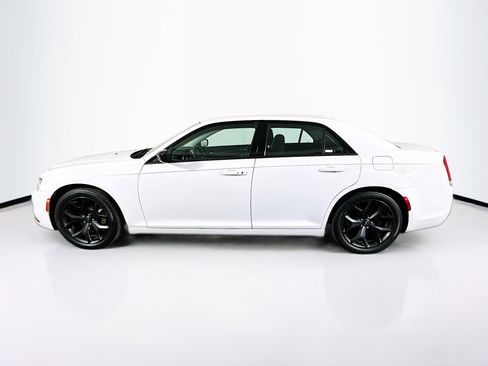 Used 2022 Chrysler 300 Touring w/ Sport Appearance Package image 4