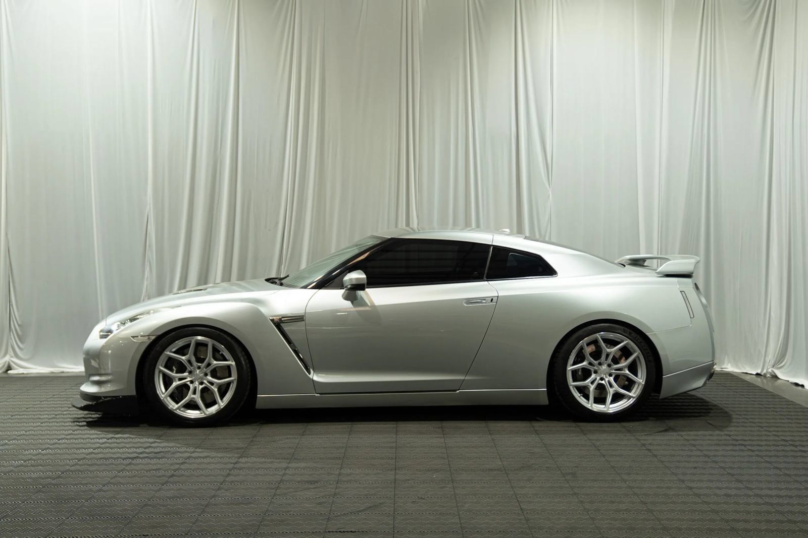 Used 2009 Nissan GT-R Premium AWD/4WD image 7