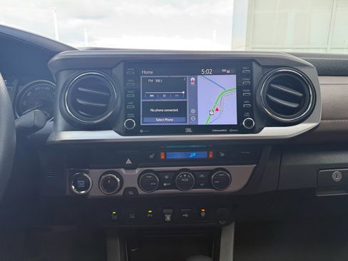 Used 2021 Toyota Tacoma Limited AWD/4WD image 20