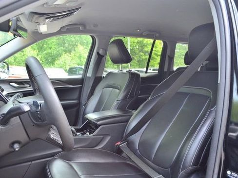 Used 2023 Jeep Grand Cherokee Limited w/ Luxury Tech Group II AWD/4WD image 18