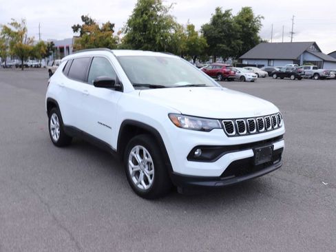Used 2024 Jeep Compass Latitude AWD/4WD image 3