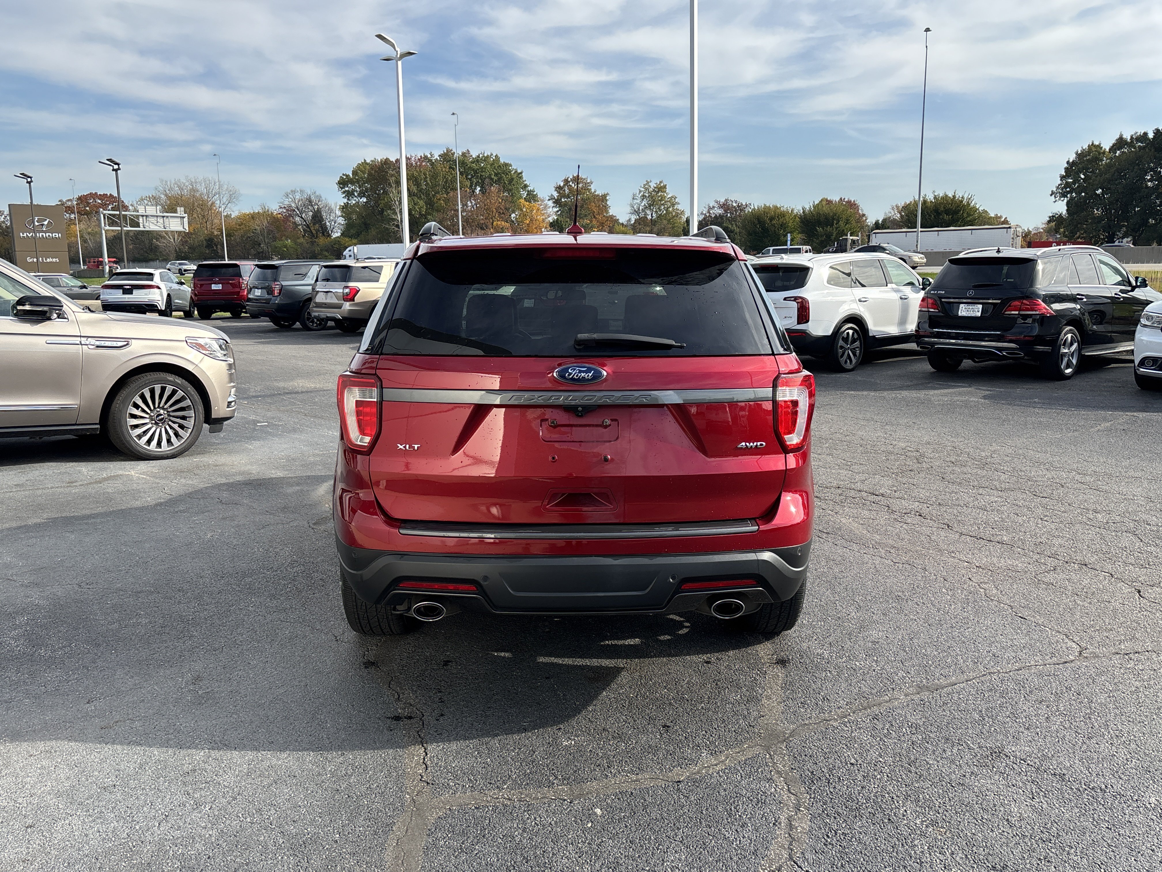 Used 2018 Ford Explorer XLT w/ Equipment Group 202A AWD/4WD image 9