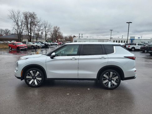 Used 2025 Mitsubishi Outlander SE image 6