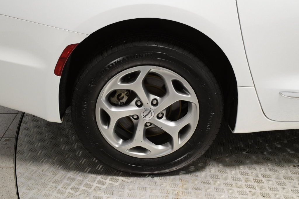 Used 2023 Chrysler Pacifica Limited AWD/4WD image 35