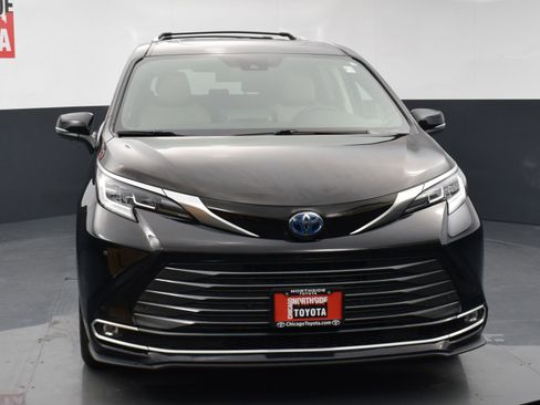 Used 2023 Toyota Sienna Limited image 7