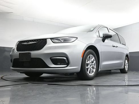 Used 2023 Chrysler Pacifica Touring-L FWD image 33