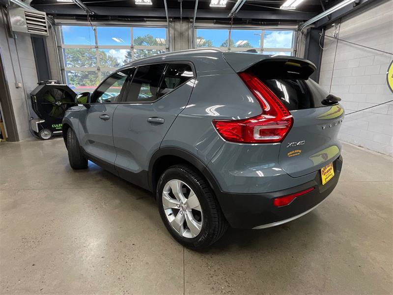 Used 2021 Volvo XC40 T4 Momentum FWD image 3