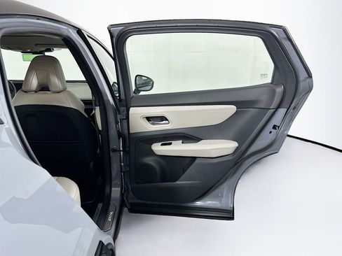 Used 2023 Nissan Ariya AWD image 31