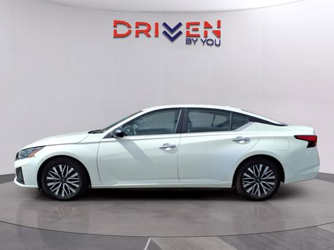Used 2025 Nissan Altima 2.5 SV FWD image 2