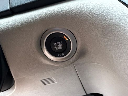 Used 2024 Chrysler Pacifica Touring-L FWD image 14