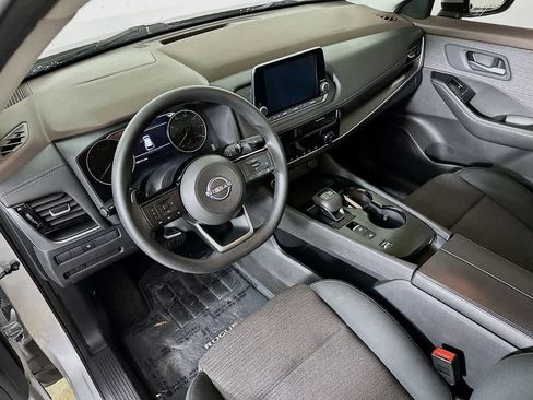 Used 2022 Nissan Rogue SV image 2