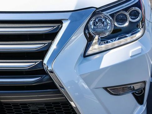 Used 2018 Lexus GX 460 Luxury w/ Preferred Accessory Package AWD/4WD image 10