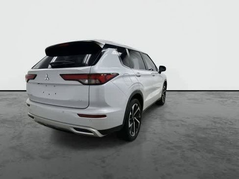 Used 2023 Mitsubishi Outlander SE FWD image 3