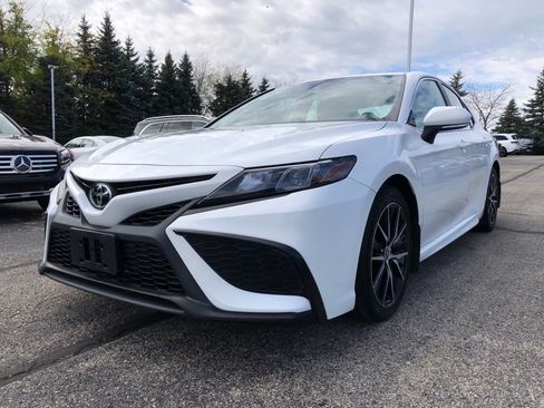 Used 2022 Toyota Camry SE image 3