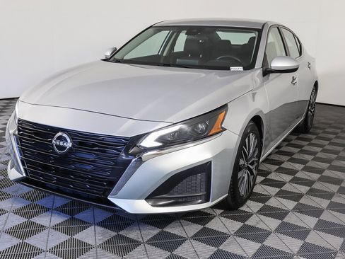 Used 2023 Nissan Altima 2.5 SV image 3