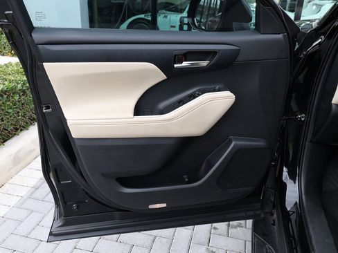 Used 2023 Toyota Highlander XLE image 11